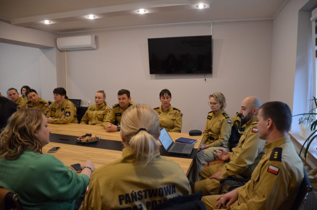 Grupa funkcjonariuszy pożarnictwa uczestnicząca w spotkaniu