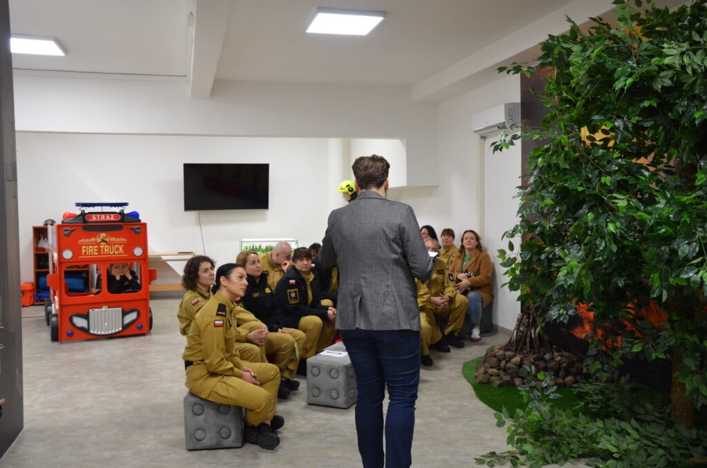 Grupa funkcjonariuszy pożarnictwa uczestnicząca w lekcji na Multimedialnej Sali Edukacyjnej