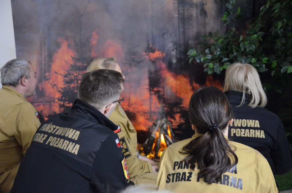 Grupa funkcjonariuszy pożarnictwa uczestnicząca w lekcji na Multimedialnej Sali Edukacyjnej